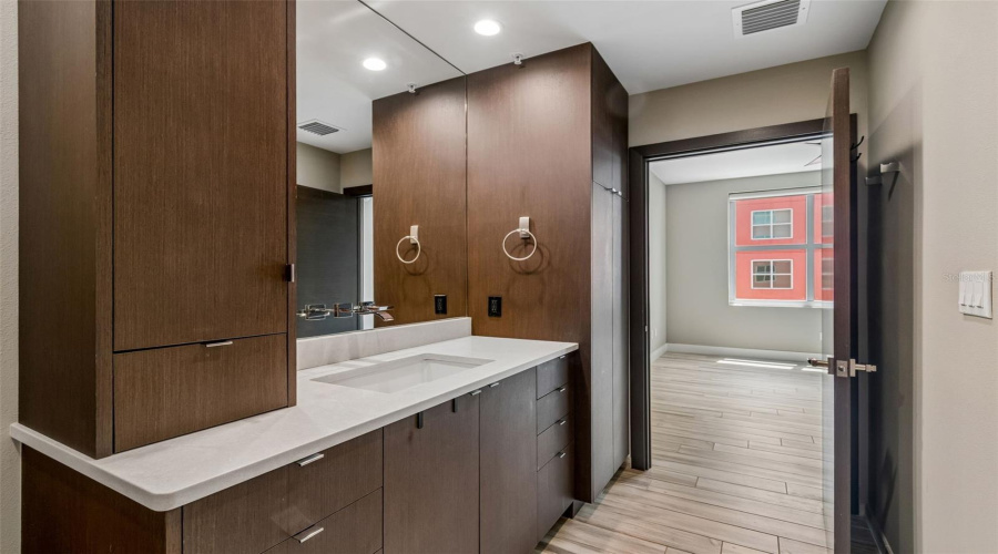Tampa, Florida 33602, 2 Bedroom Bedrooms, ,2 Bathroombathrooms,Residential,For Sale,Kennedy,0,Mfrtb8528910