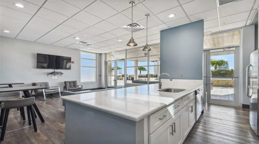 Tampa, Florida 33602, 2 Bedroom Bedrooms, ,2 Bathroombathrooms,Residential,For Sale,Kennedy,0,Mfrtb8528910