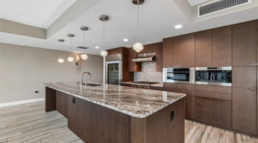 Tampa, Florida 33602, 2 Bedroom Bedrooms, ,2 Bathroombathrooms,Residential,For Sale,Kennedy,0,Mfrtb8528910