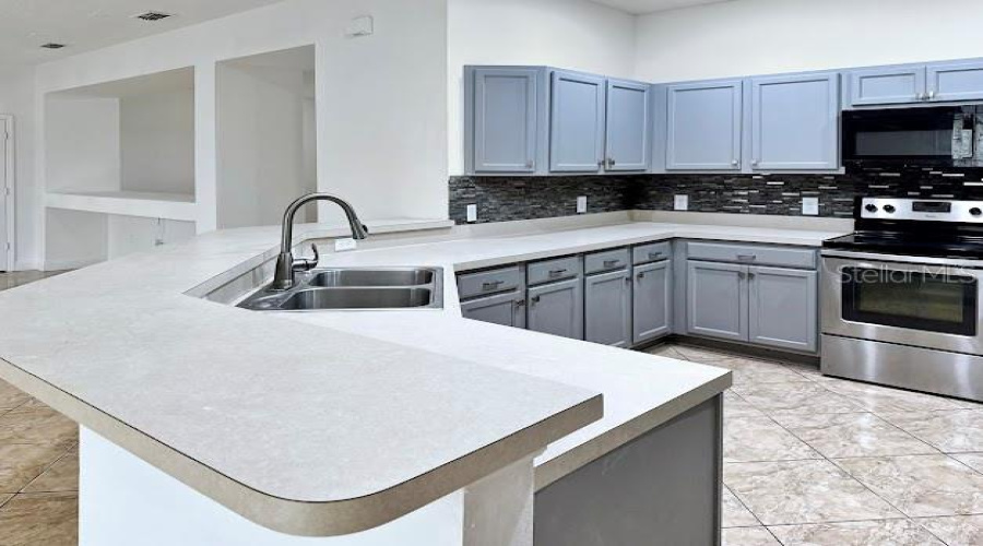 Kissimmee, Florida 34744, 4 Bedroom Bedrooms, ,2 Bathroombathrooms,Residential,For Sale,Bearing,0,Mfro6428655