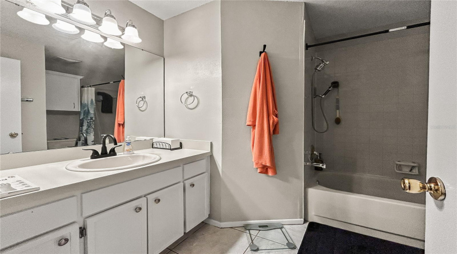 Tampa, Florida 33618, 3 Bedroom Bedrooms, ,2 Bathroombathrooms,Residential,For Sale,Laurel Dale,0,Mfrtb8515914