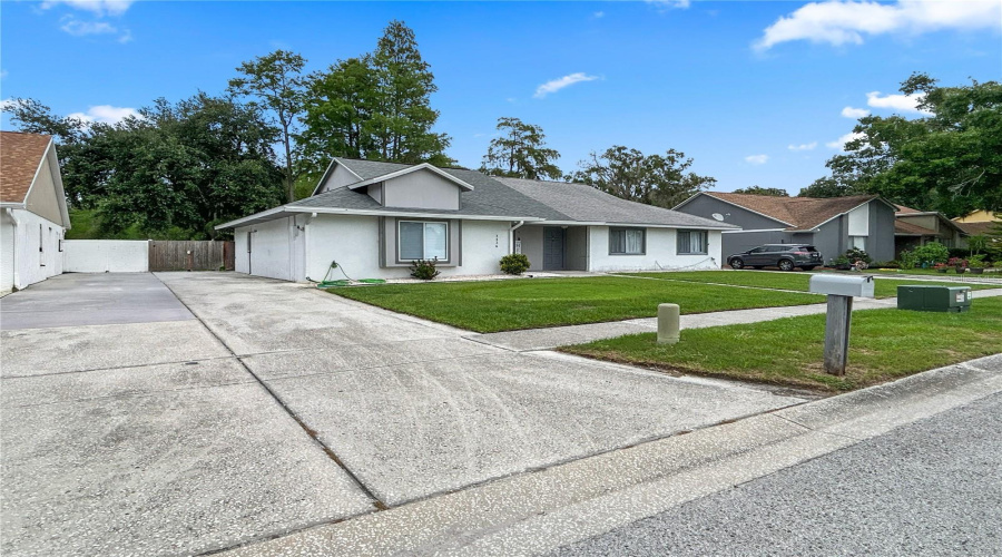 Tampa, Florida 33618, 3 Bedroom Bedrooms, ,2 Bathroombathrooms,Residential,For Sale,Laurel Dale,0,Mfrtb8515914