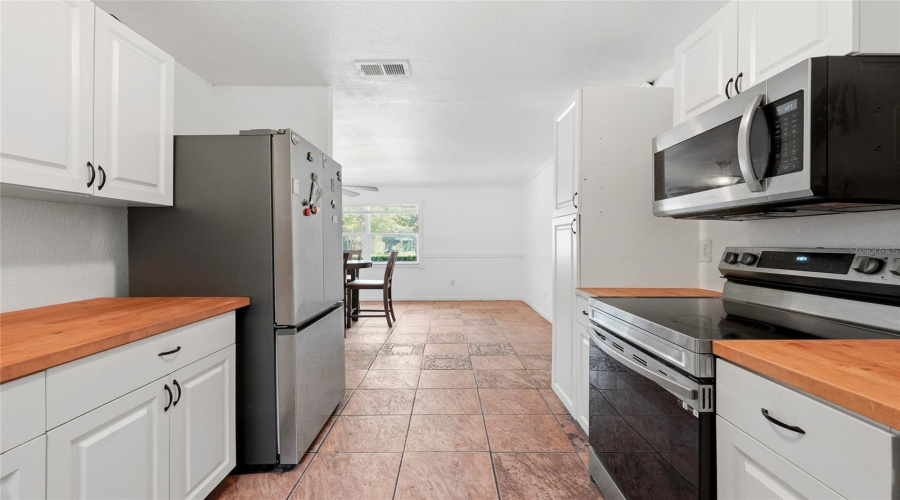 Gainesville, Florida 32605, 3 Bedroom Bedrooms, ,2 Bathroombathrooms,Residential,For Sale,48Th,0,Mfrgc542587