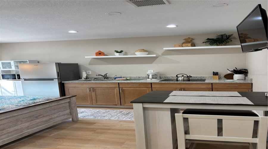 Sarasota, Florida 34236, 1 Bedroom Bedrooms, ,1 Bathroombathrooms,Residential,For Sale,Roosevelt,0,Mfra4651143