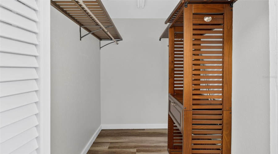 Walk-In-Closet