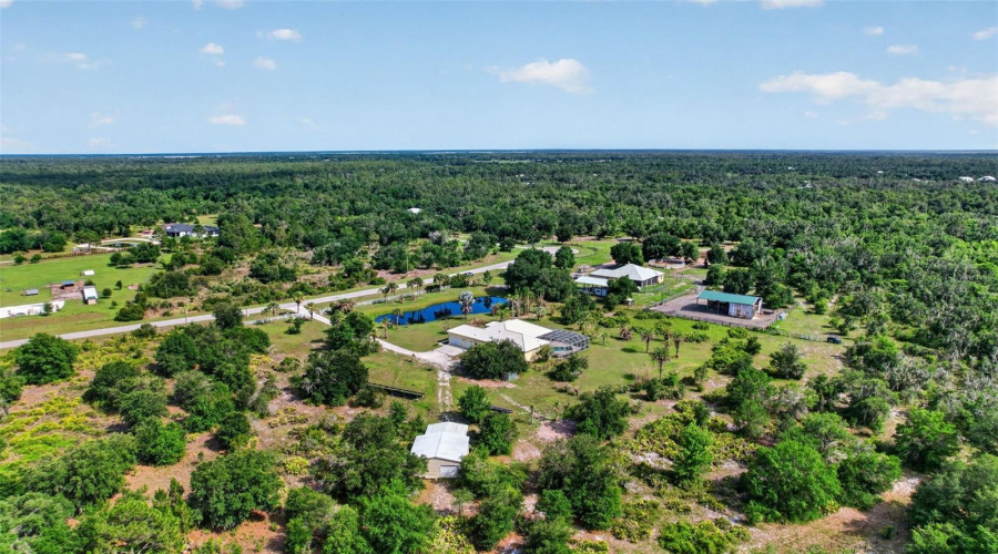 The Estate'S Expansive Grounds, Mature Trees, And Open Spaces Offer Endless Possibilities For Recreation, Gardening, Animals, Or Future Enhancements.