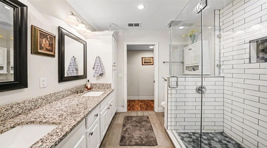 Tampa, Florida 33624, 2 Bedroom Bedrooms, ,2 Bathroombathrooms,Residential,For Sale,Umber,0,Mfrtb8495596