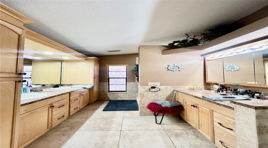 New Port Richey, Florida 34655, 3 Bedroom Bedrooms, ,2 Bathroombathrooms,Residential,For Sale,Redhawk,0,Mfrtb8493879