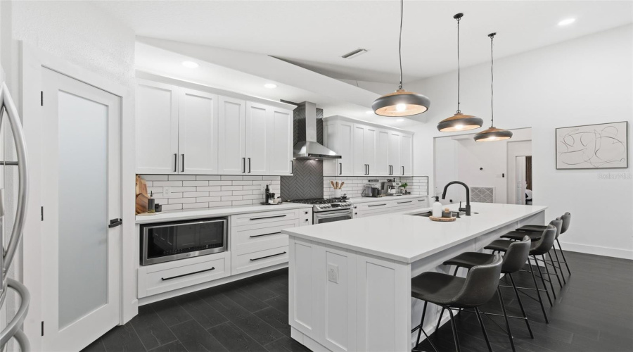 Kitchen/ Corner Walk In Pantry