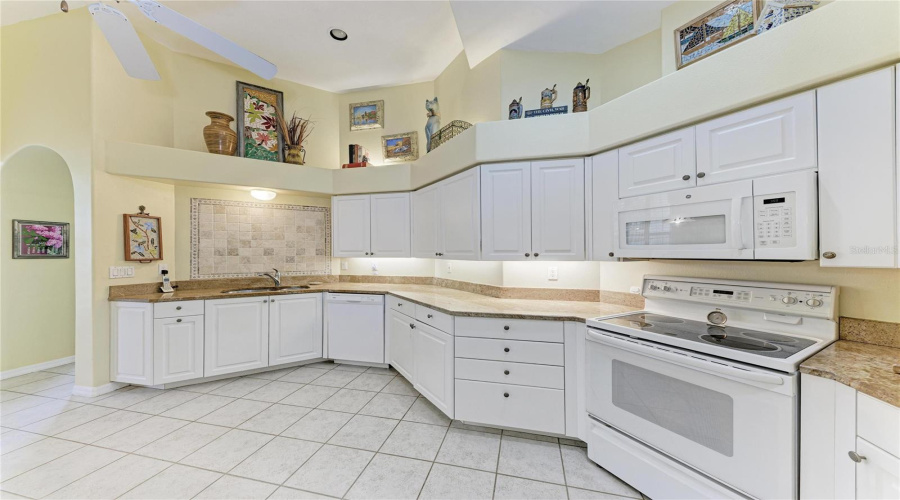 Sarasota, Florida 34238, 2 Bedroom Bedrooms, ,2 Bathroombathrooms,Residential,For Sale,Alamanda,0,Mfra4695839