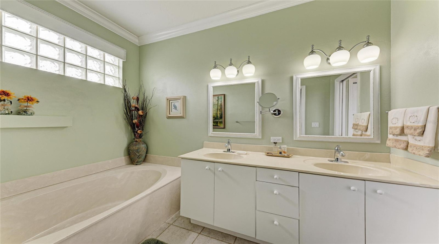 Sarasota, Florida 34238, 2 Bedroom Bedrooms, ,2 Bathroombathrooms,Residential,For Sale,Alamanda,0,Mfra4695839