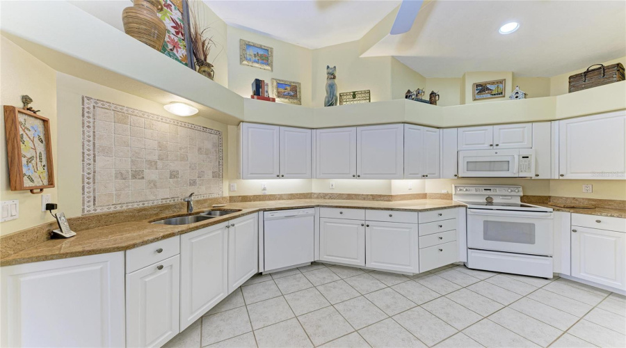 Sarasota, Florida 34238, 2 Bedroom Bedrooms, ,2 Bathroombathrooms,Residential,For Sale,Alamanda,0,Mfra4695839