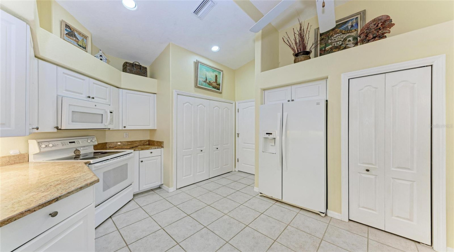 Sarasota, Florida 34238, 2 Bedroom Bedrooms, ,2 Bathroombathrooms,Residential,For Sale,Alamanda,0,Mfra4695839