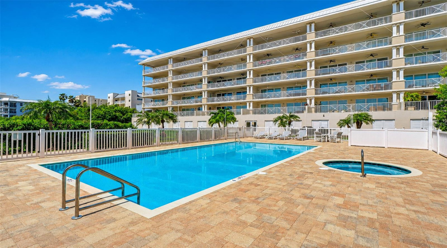 .. Large Heated Pool &Amp; Spa.. Dolphin Key  Installed New Roof And Exterior Paint Circa 2023.. Poolside Cabana # 10 Behind Pool Thru White Doors..
