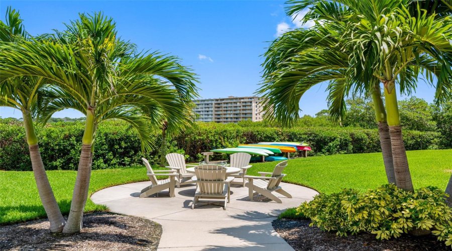 ... Well Kept Grounds - Plenty Of Area'S To Relax , Go Across The Street To The Beach , Take A Swim , Take A Kayak Out For Awhile... Quality Problems All.