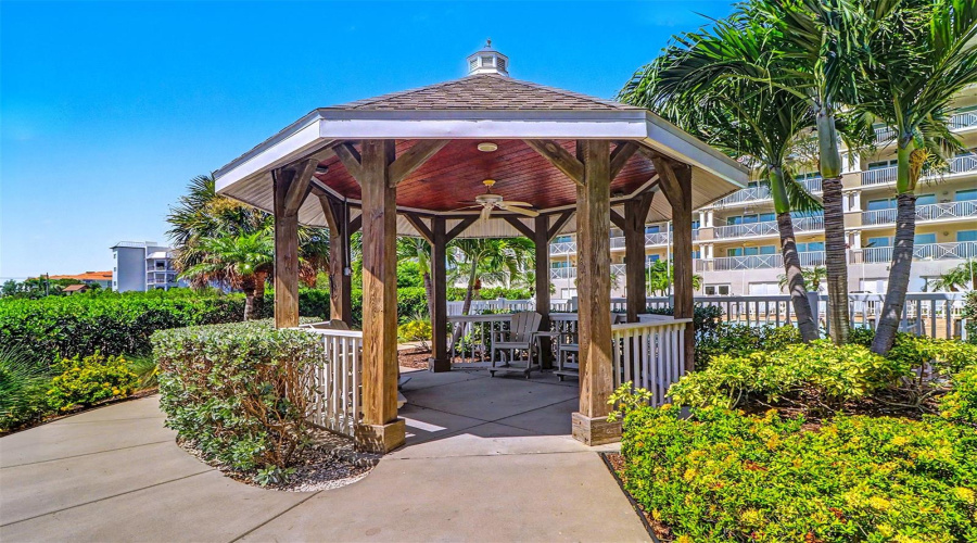... Gazebo ... Plenty Of Area'S To Relax , Go Across The Street To The Beach , Take A Swim , Take A Kayak Out For Awhile... Quality Problems All.