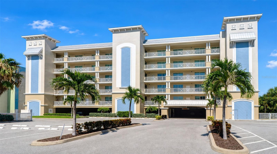 ... Welcome To Florida..30 Day Minimum Rental.. Immediate Showings Available.. Note: Private Gated Dog Walk On Right Side Of Complex.. Breakfast, Lunch And Waterfront Dining  Close By...