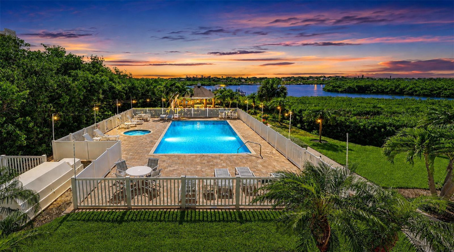 ...Heated Pool &Amp; Spa.. Kayak Launch - Grills - Dock - Fire Pit - Poolside Cabana - And Don'T Forget The Beach Right Across The Street. Welcome To Indian Shores Florida.