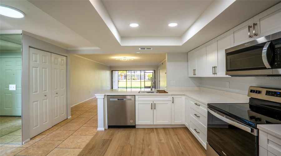 Sarasota, Florida 34231, 2 Bedroom Bedrooms, ,2 Bathroombathrooms,Residential,For Sale,Summer Side,0,Mfra4701861