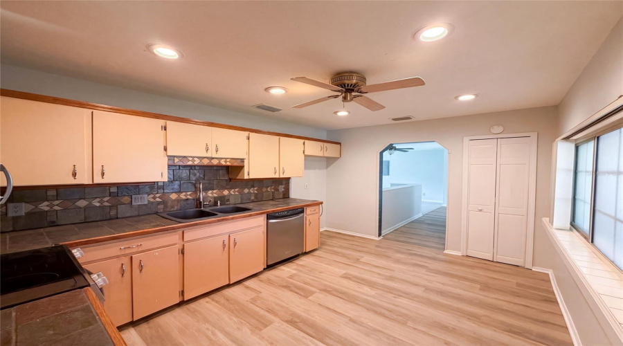 Deltona, Florida 32725, 3 Bedroom Bedrooms, ,2 Bathroombathrooms,Residential,For Sale,Leland,0,Mfro6435779