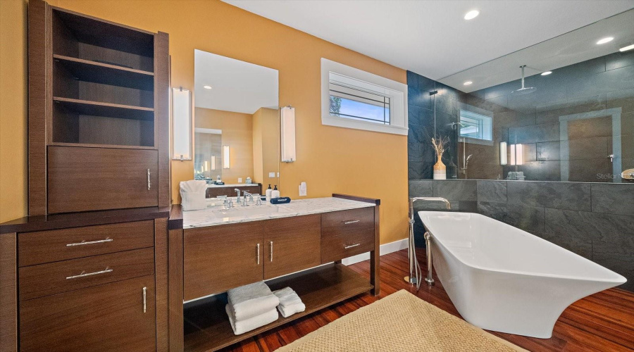 Sarasota, Florida 34239, 3 Bedroom Bedrooms, ,2 Bathroombathrooms,Residential,For Sale,Hyde Park,0,Mfra4700669