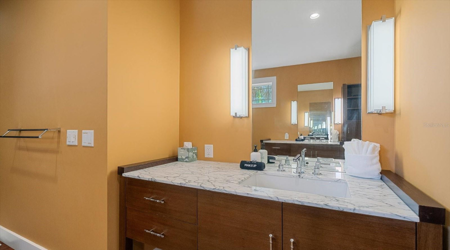 Sarasota, Florida 34239, 3 Bedroom Bedrooms, ,2 Bathroombathrooms,Residential,For Sale,Hyde Park,0,Mfra4700669