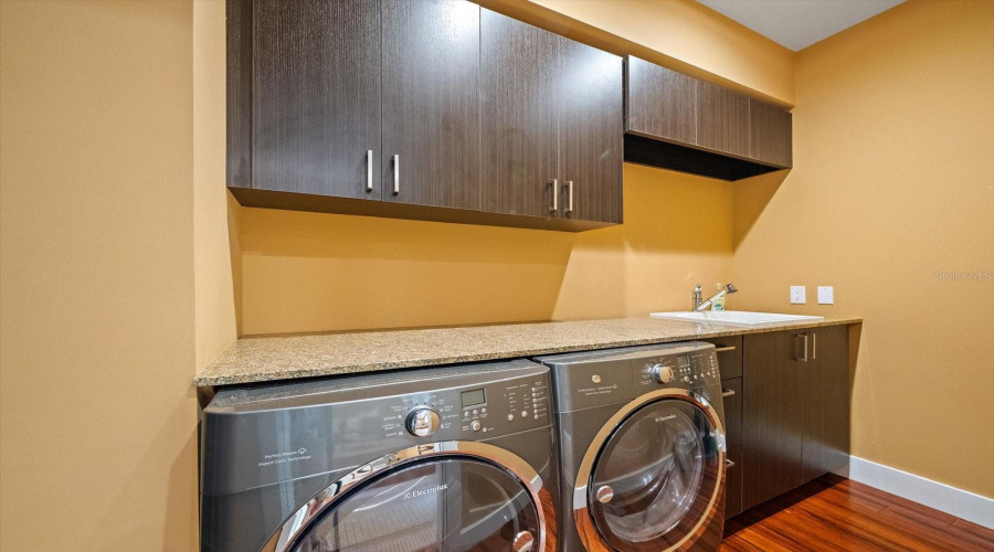 Sarasota, Florida 34239, 3 Bedroom Bedrooms, ,2 Bathroombathrooms,Residential,For Sale,Hyde Park,0,Mfra4700669