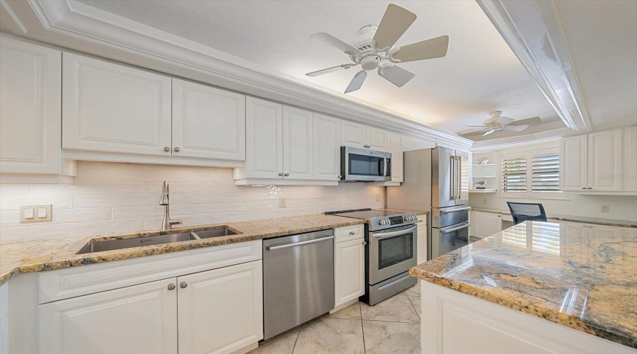 Sarasota, Florida 34242, 2 Bedroom Bedrooms, ,2 Bathroombathrooms,Residential,For Sale,Midnight Pass,0,Mfrn6144235