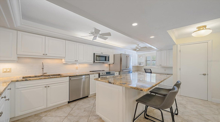 Sarasota, Florida 34242, 2 Bedroom Bedrooms, ,2 Bathroombathrooms,Residential,For Sale,Midnight Pass,0,Mfrn6144235