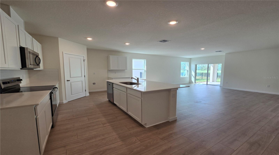 Daytona Beach, Florida 32124, 5 Bedroom Bedrooms, ,3 Bathroombathrooms,Residential,For Sale,Champion Rdg,0,Mfro6400621