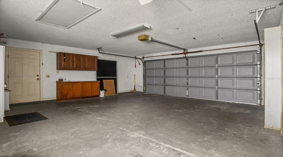 Garage - Built In Storage &Amp; Washer/Dryer Hookup