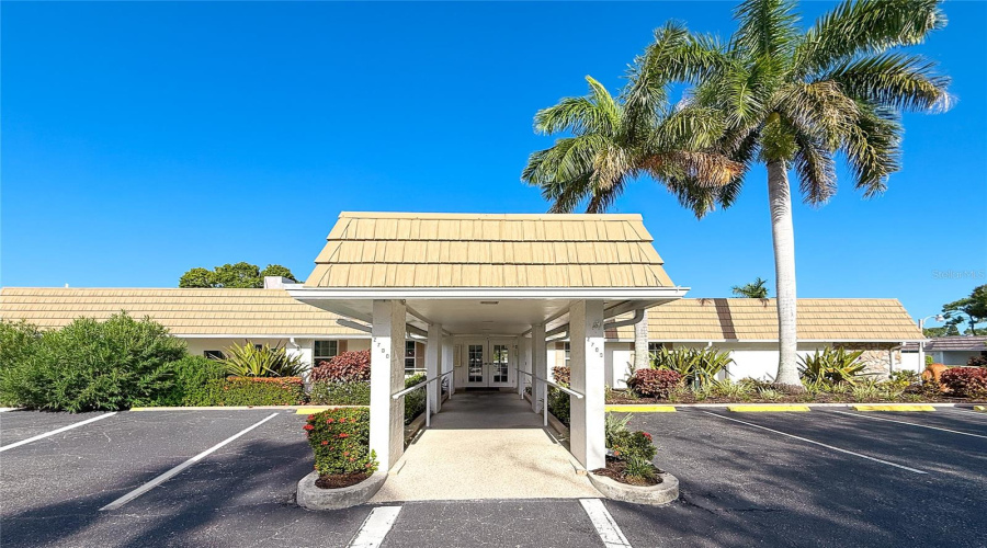 Sarasota, Florida 34231, 2 Bedroom Bedrooms, ,2 Bathroombathrooms,Residential,For Sale,Riverbluff,0,Mfra4697397