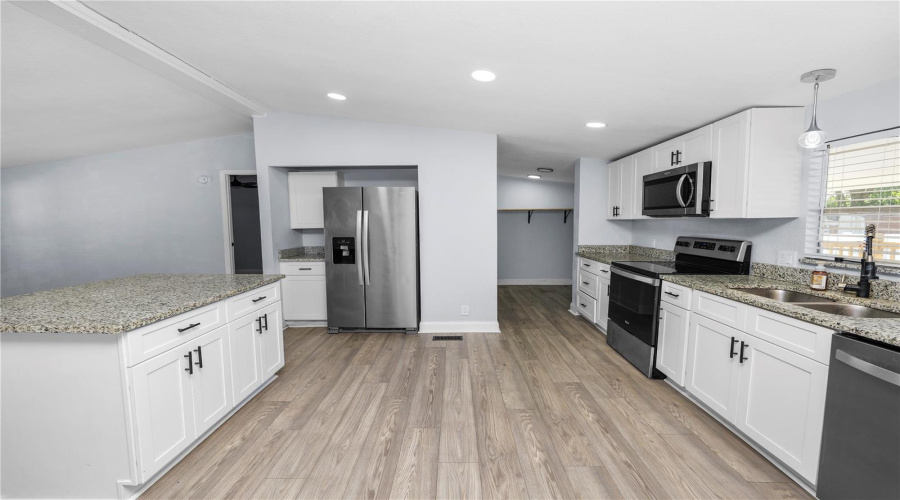 Lakeland, Florida 33810, 4 Bedroom Bedrooms, ,2 Bathroombathrooms,Residential,For Sale,Rollinglen,0,Mfrl4963020