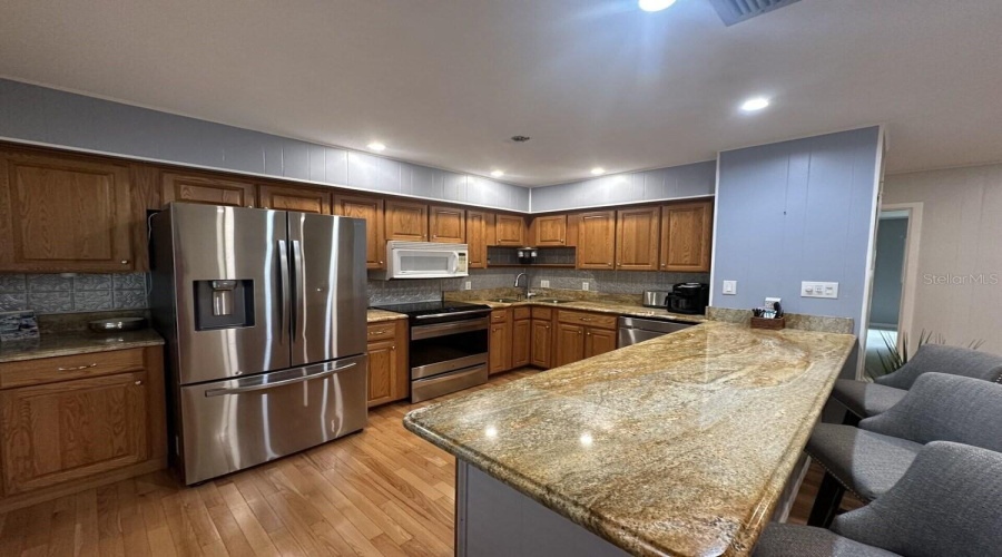 L Shaped Bar Island Seating. Great Cooking Counter Space.