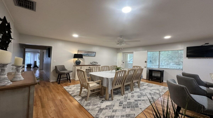 Dining Area In Kitchen Area.
