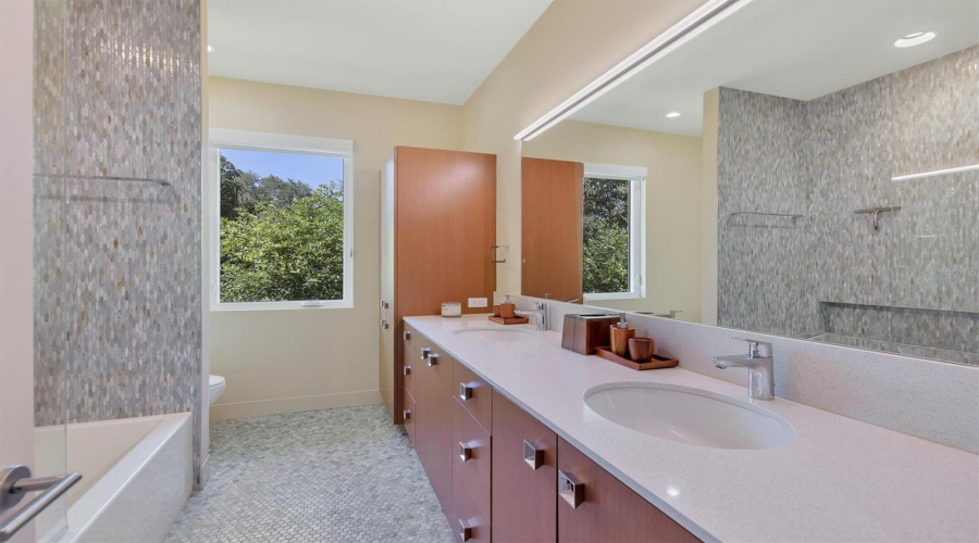 Sarasota, Florida 34231, 3 Bedroom Bedrooms, ,3 Bathroombathrooms,Residential,For Sale,Eastbrook,0,Mfra4701375