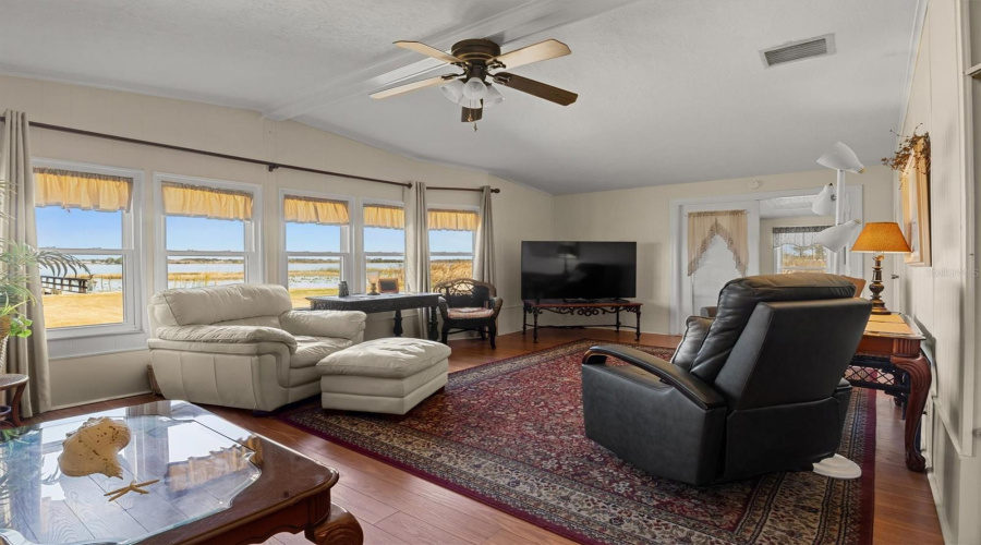 Living Room - Panoramic Views Of Lake Henry