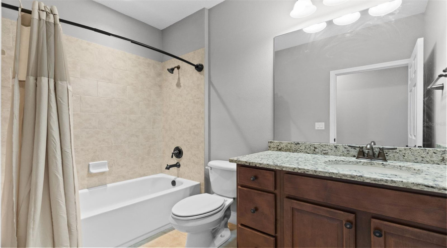 Upstairs Full Bathroom
