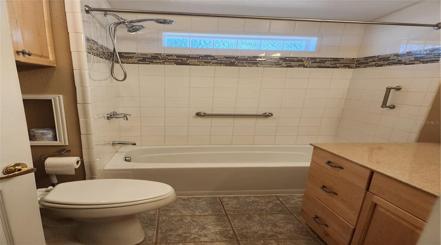 Guest Bath On The 3 Bedroom Side