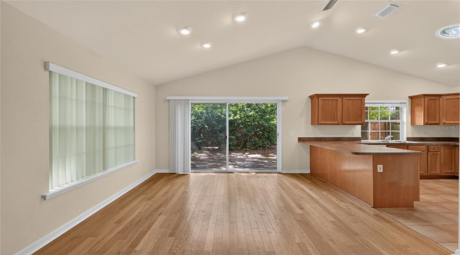 Gainesville, Florida 32608, 3 Bedroom Bedrooms, ,2 Bathroombathrooms,Residential,For Sale,31St,0,Mfrgc541144