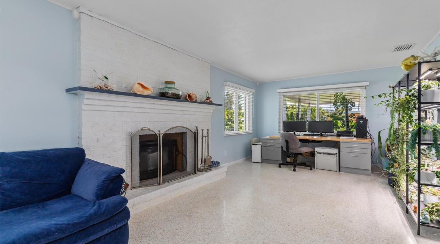 1/2 The Ac Back Room With Wood Burning Fireplace (Family Room)