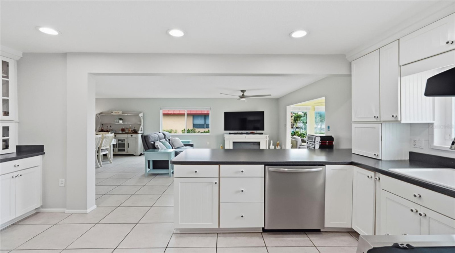 Bradenton, Florida 34210, 3 Bedroom Bedrooms, ,2 Bathroombathrooms,Residential,For Sale,Catalina,0,Mfra4702214