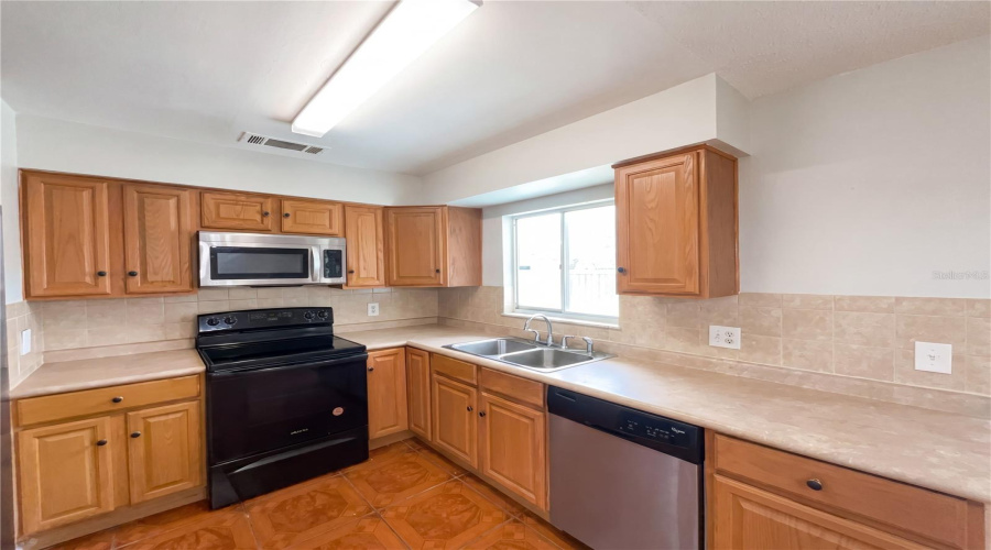Orlando, Florida 32808, 3 Bedroom Bedrooms, ,2 Bathroombathrooms,Residential,For Sale,Beacon,0,Mfro6414888