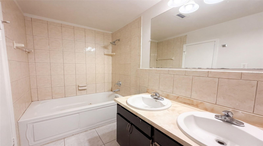 Tampa, Florida 33610, 3 Bedroom Bedrooms, ,2 Bathroombathrooms,Residential,For Sale,Spencer,0,Mfro6436779