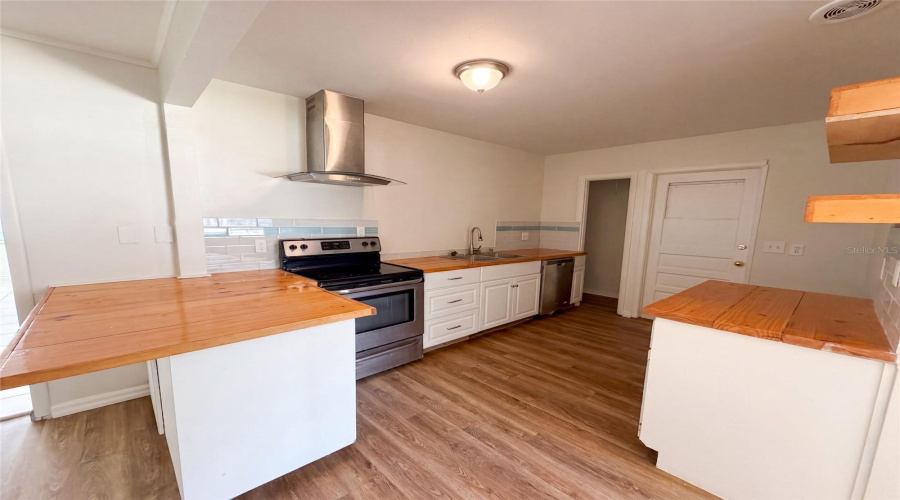 Tampa, Florida 33610, 3 Bedroom Bedrooms, ,2 Bathroombathrooms,Residential,For Sale,Spencer,0,Mfro6436779