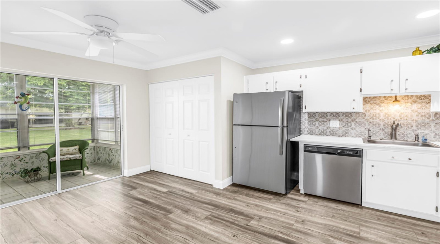 Bradenton, Florida 34205, 2 Bedroom Bedrooms, ,2 Bathroombathrooms,Residential,For Sale,34Th Avenue,0,Mfra4703636