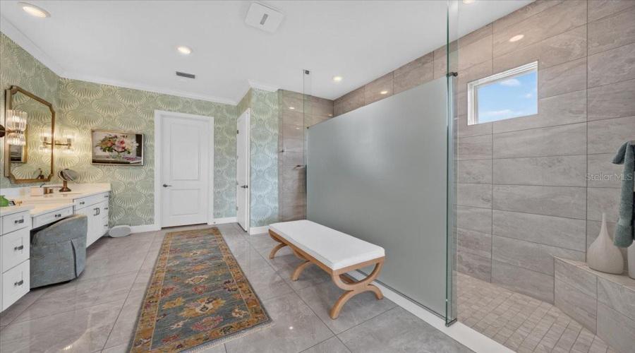 Stunning Owners Bath!!