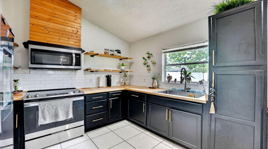 Orlando, Florida 32825, 3 Bedroom Bedrooms, ,2 Bathroombathrooms,Residential,For Sale,Glassborough,0,Mfrs5156332