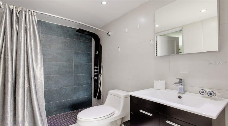 Carolina, Puerto Rico 00979, 1 Bedroom Bedrooms, ,1 Bathroombathrooms,Residential,For Sale,Isla Verde Ave.,0,Mfrpr9123716