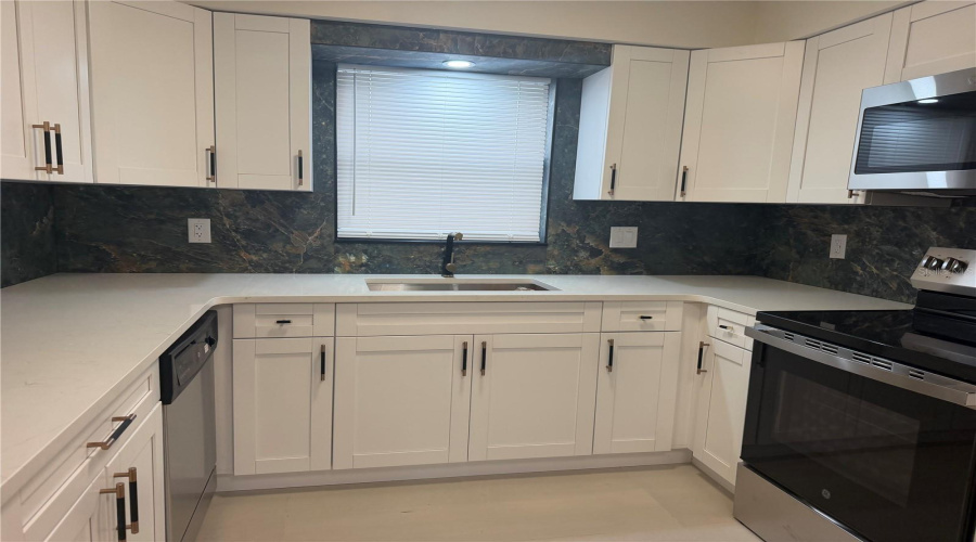 Tampa, Florida 33614, 4 Bedroom Bedrooms, ,2 Bathroombathrooms,Residential,For Sale,Manhattan,0,Mfrtb8542111